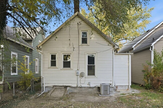 Foto del edificio - 3-Bed, 2-Bath Home with Large Kitchen & De...