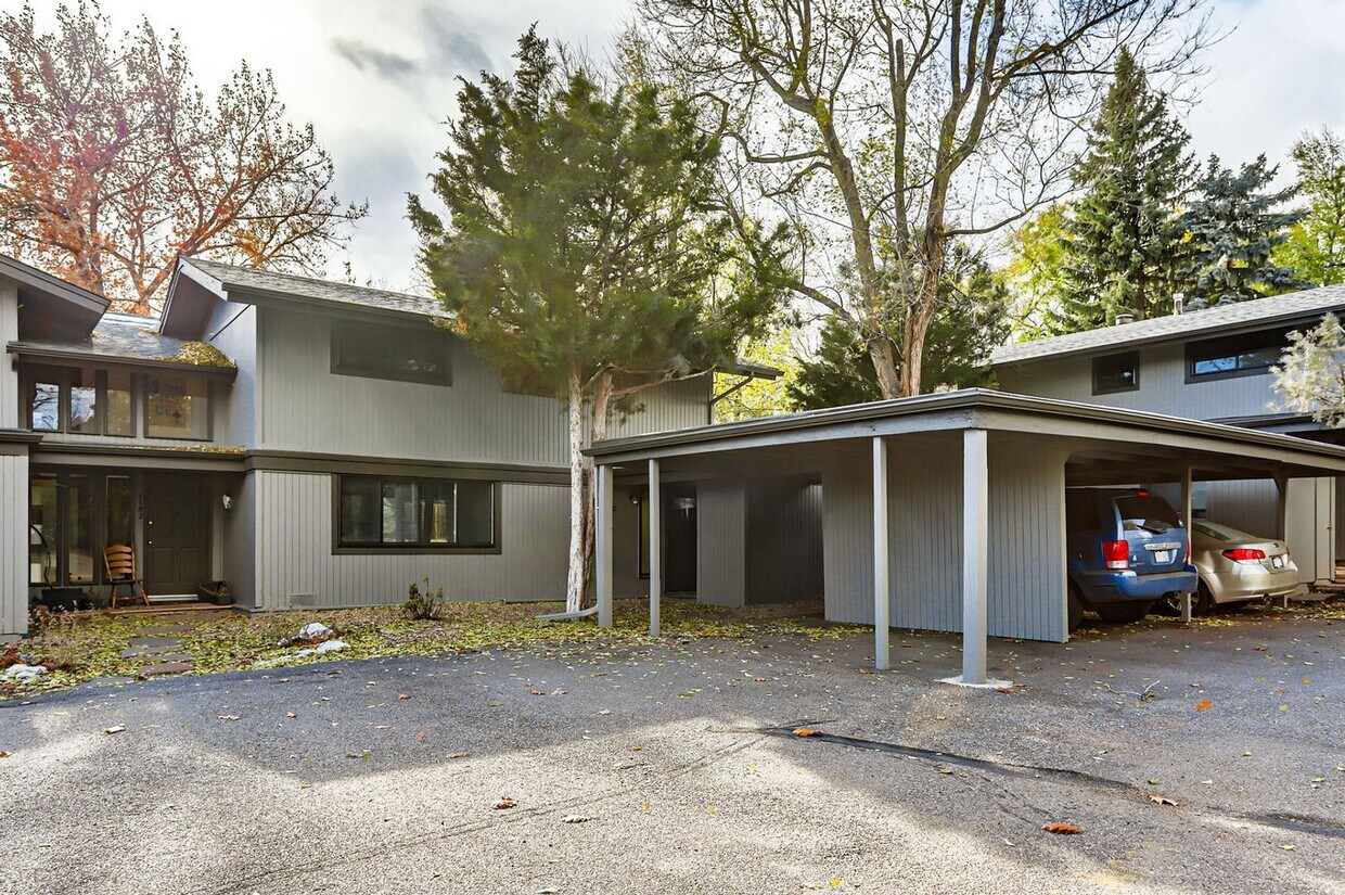 Primary Photo - Evolve Real Estate: Charming Townhouse 2 B...