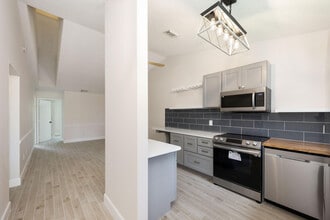 Building Photo - 5214 Stacy St