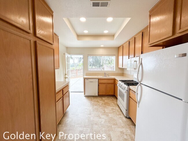 Building Photo - Spacious end unit in Tamarack Point!