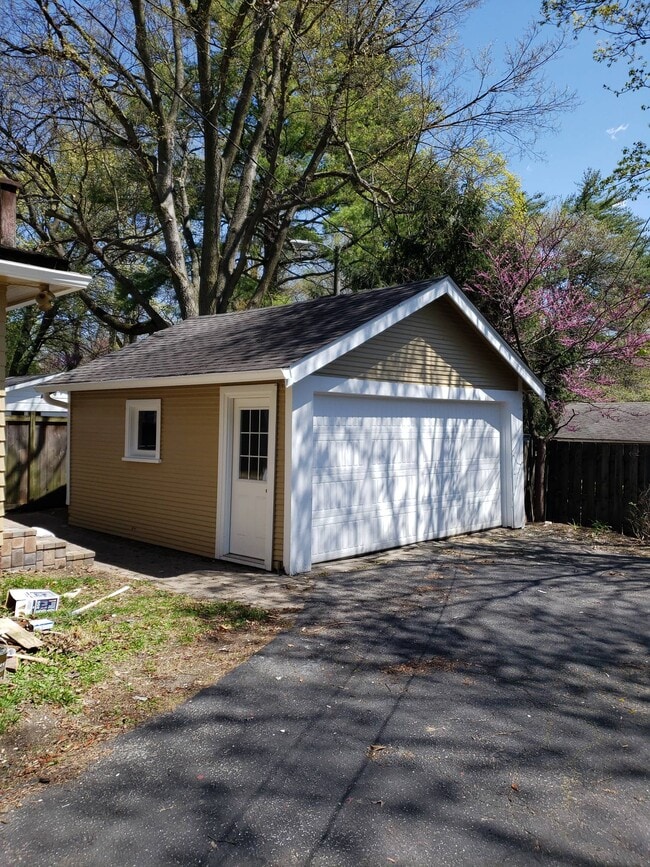 Building Photo - 5609 Central Ave