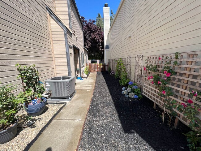 Building Photo - Exceptional Home With Solar, Spa & Communi...