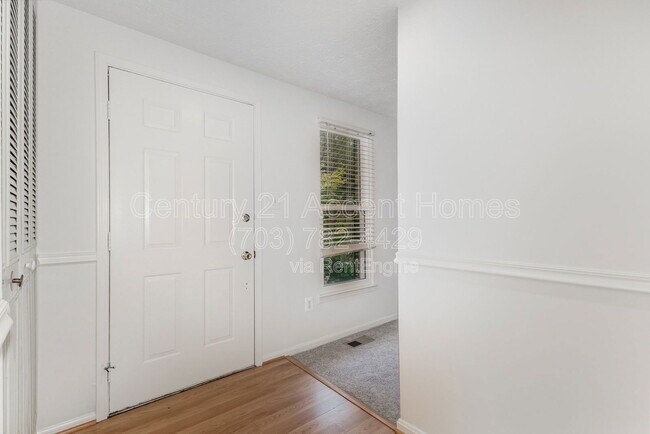 Foto del edificio - 9086 Tiffany Park Ct