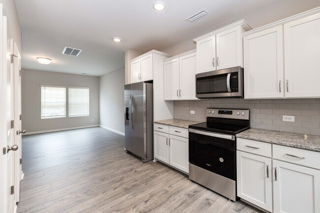 Building Photo - 3 Bedroom Townhome Minutes from Downtown O...