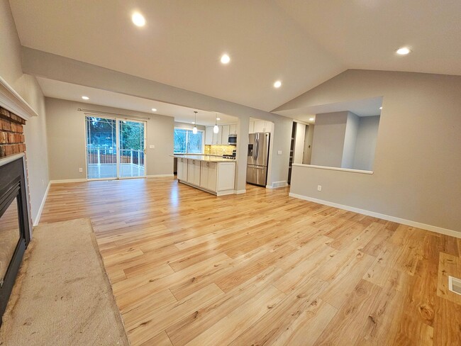 Building Photo - Beautiful 4 Bed 3 Bath Home in Sought Afte...
