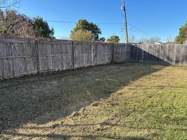 Building Photo - 3/2/2 Near Sherman High School!