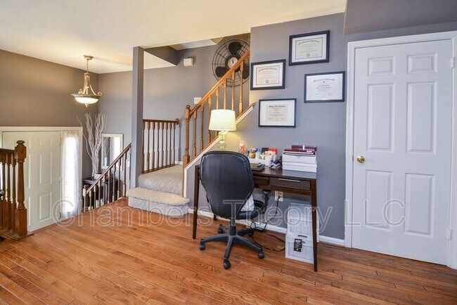 Building Photo - 16 Carriage House Cir