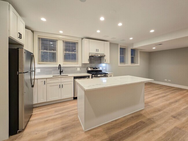 Building Photo - 4838 N Wolcott Ave