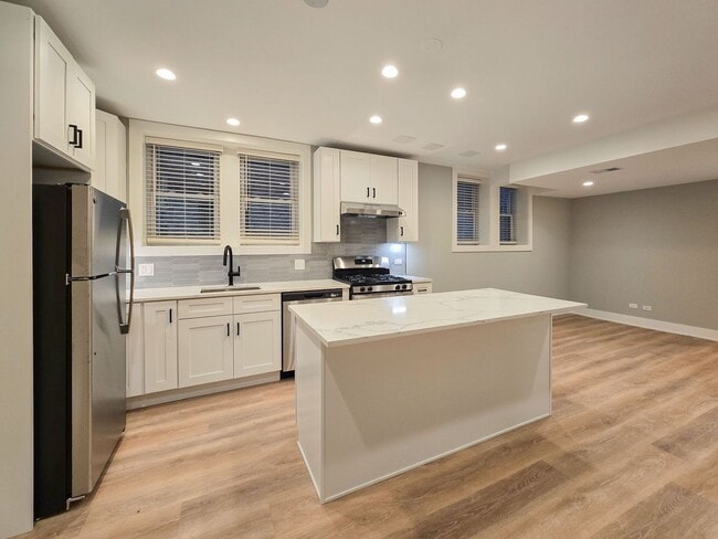 Building Photo - 4838 N Wolcott Ave