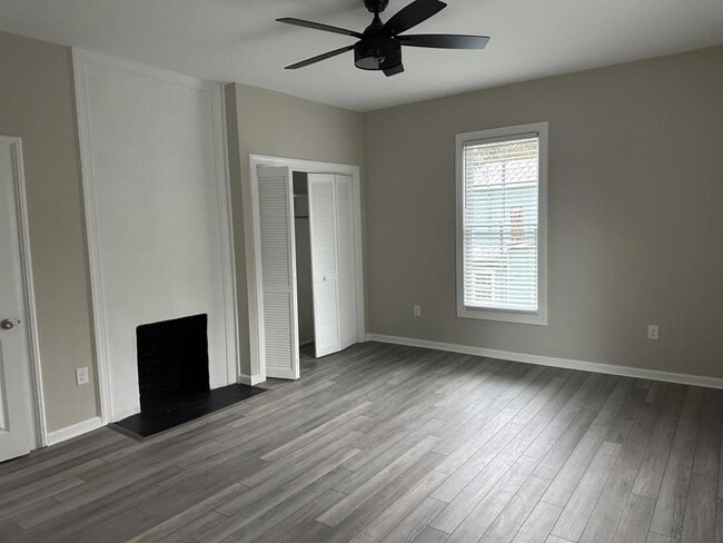 Building Photo - 218 College St