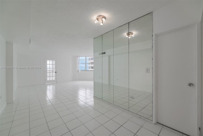 Building Photo - 801 Brickell Bay Dr