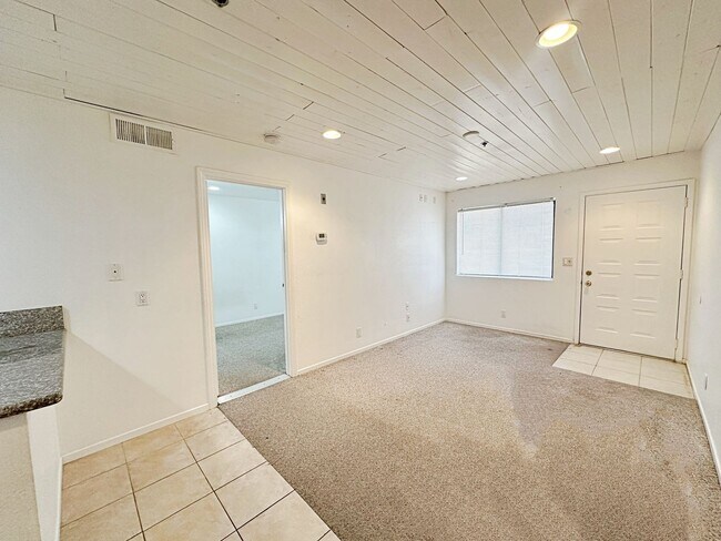 Foto del edificio - 1 BEDROOM 1 BATH DOWNSTAIRS CONDO
