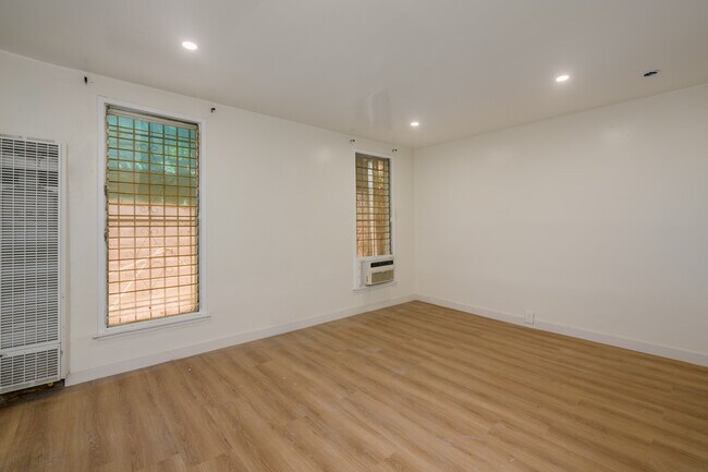 Foto del edificio - 1325 N Orange Dr