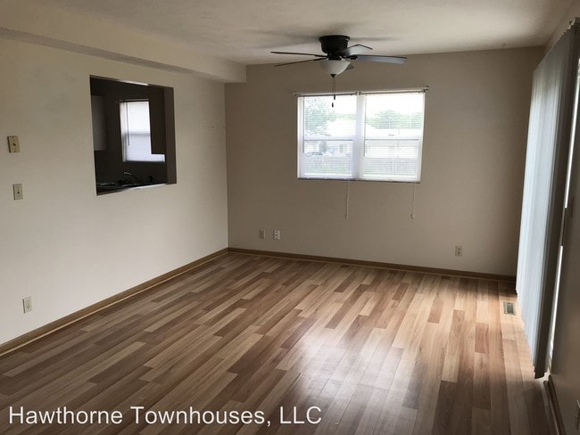 Building Photo - 418-430 Hawthorne Cir