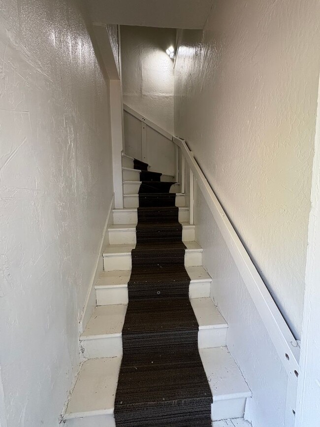 Building Photo - Cozy Upstairs Unit in Dinuba Near Shopping...