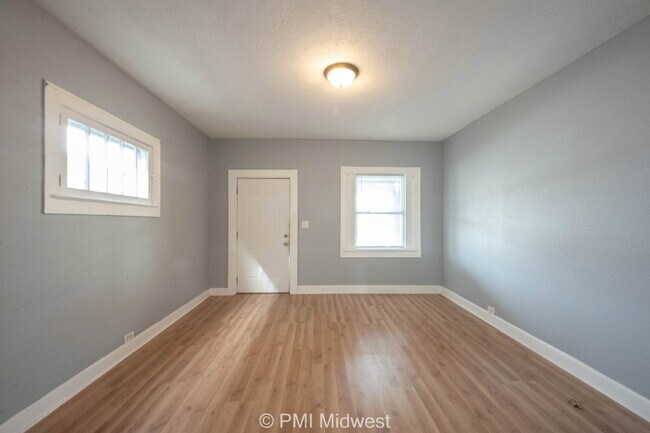 Building Photo - "Charming 3-Bedroom Duplex Retreat on North Capitol Avenue – 1,176 Sq Ft of Comfort in Indianapol...