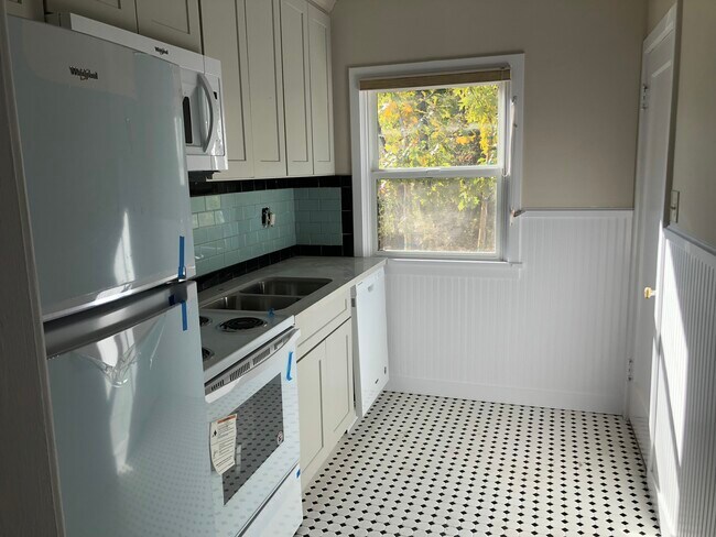 Kitchen, all new appliances including dishwasher - 1385 Gordon Ave