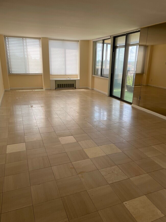 Huge Living Room - 200 Winston Dr