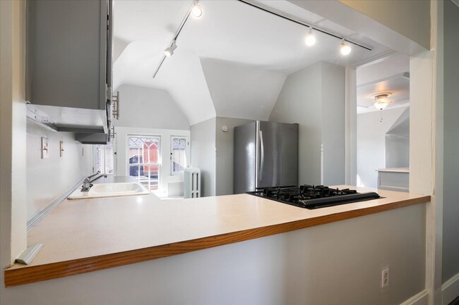 Building Photo - Stunning 2 Bedroom Penthouse