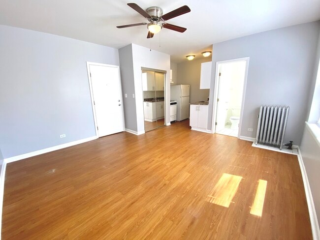 Building Photo - 4241 N Kenmore Ave