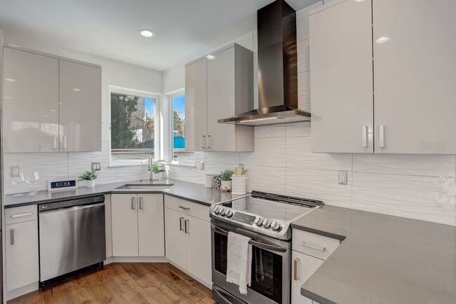Building Photo - Modern 3-bedroom, 2-bathroom Townhome! Ava...