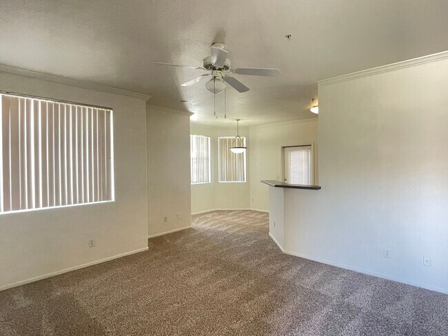 Foto del edificio - MOVE IN SPECAIL OAC-NEW CARPET AND PAINT, 2 bed/2 bath/ 1 CG/ Overlooking beautiful pool
