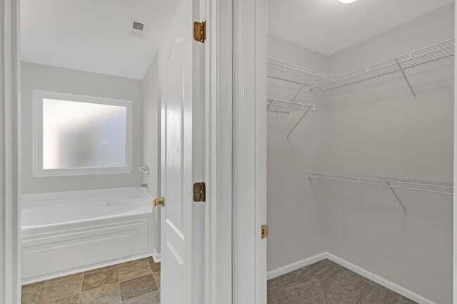 Foto del edificio - Call Sabrina Thomas for information at 757-767-0767