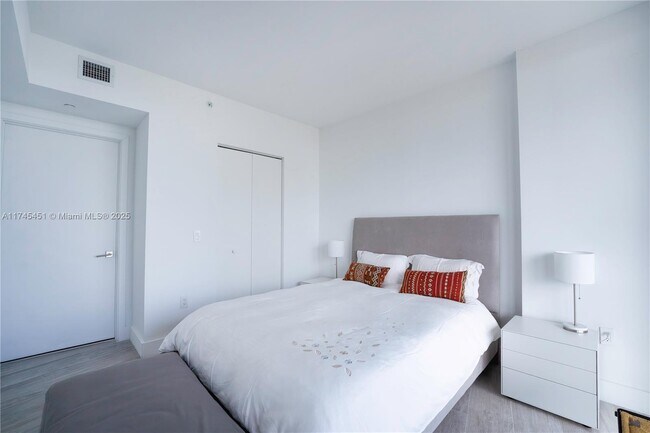 Foto del edificio - 121 NE 34th St