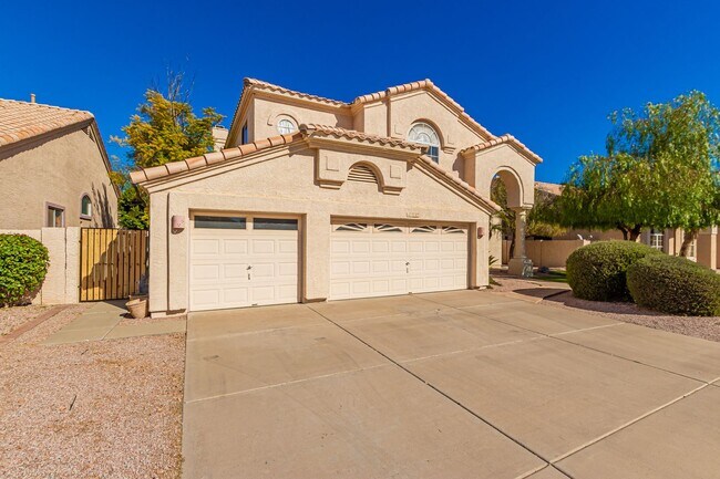Foto del edificio - Gorgeous, 5 bedroom home with 3-Car Garage...