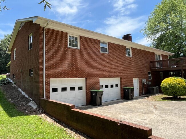 Foto del edificio - Spacious 4-Bedroom 3-Bathroom Brick Home in Arcadia Area