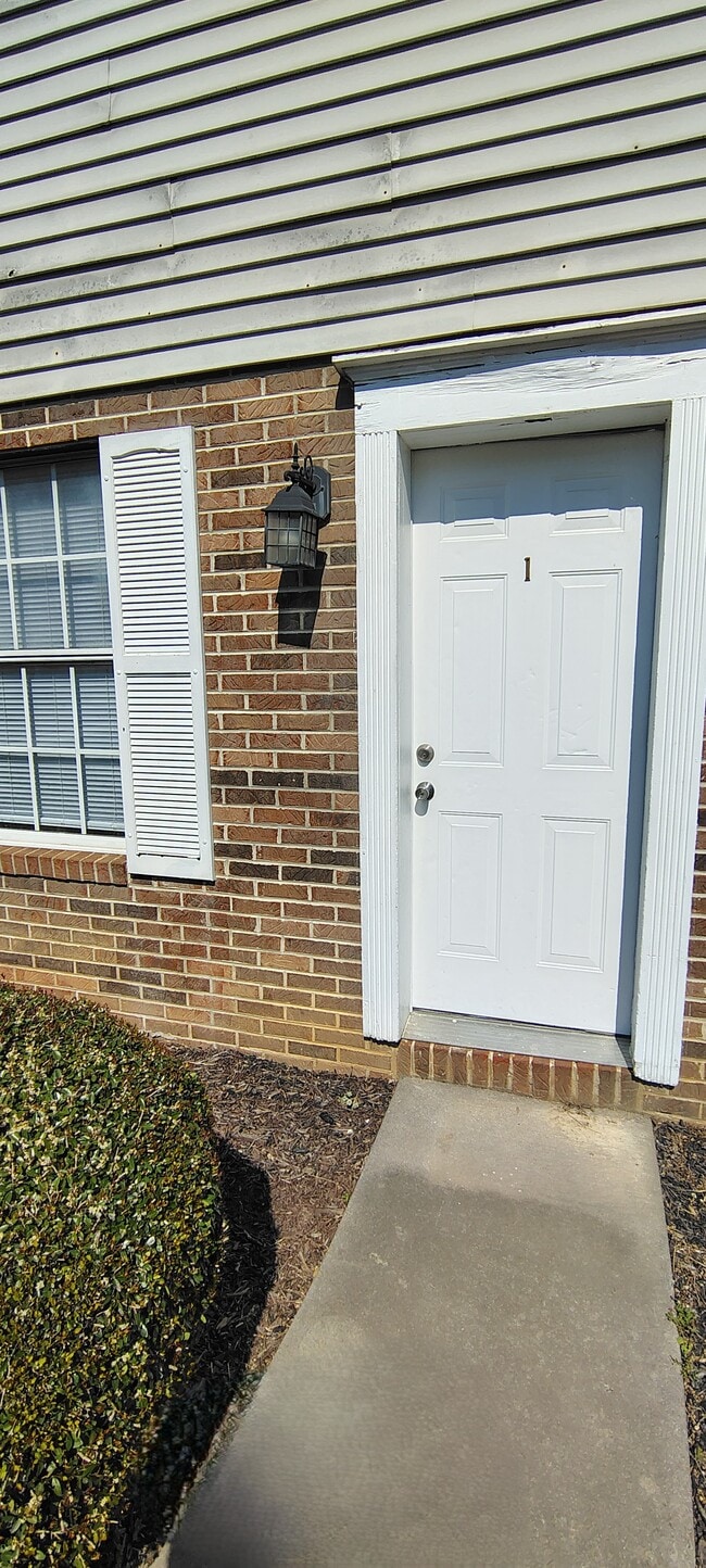 Building Photo - 2250 Spring Meadow Ln SE