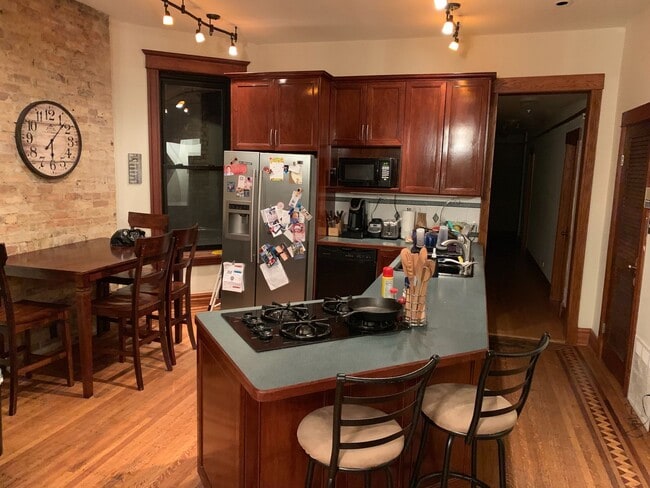 Photo - 909 W Dakin St Apartment