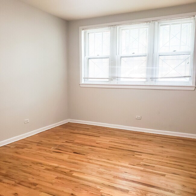 Foto del edificio - 1366 N Hoyne Ave