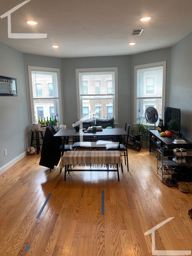 Building Photo - Luxurious Allston 5-Bed Near B Line