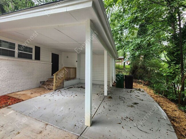 Building Photo - 3024 Pasadena Dr