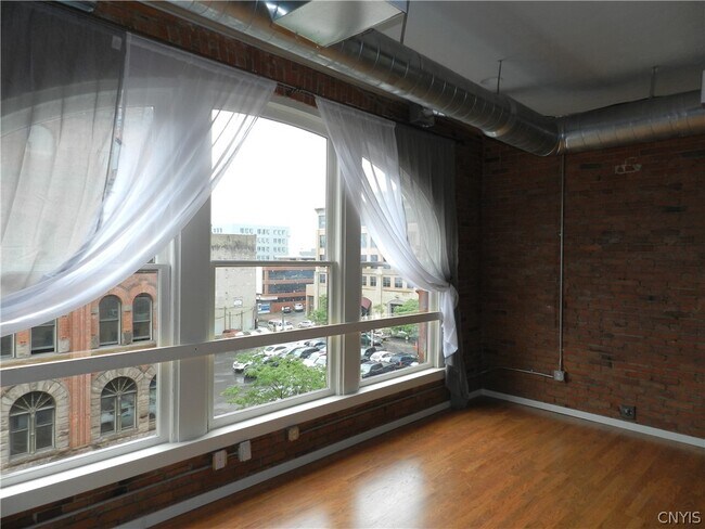 Foto del edificio - 317 S Clinton St