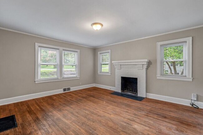 Foto del edificio - Adorable Home, Just Painted, Wood Flooring...