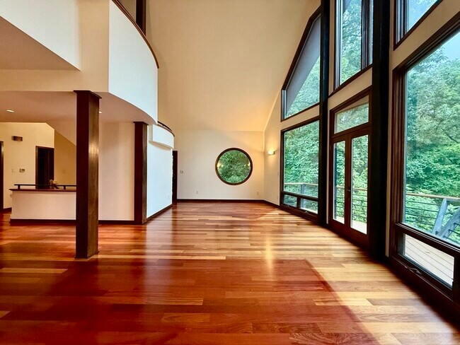 Foto del edificio - 5820-5810 10 Springs Ln