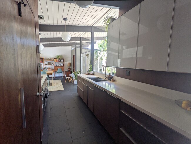 Kitchen w large walk in pantry - 1815 N Winlock St