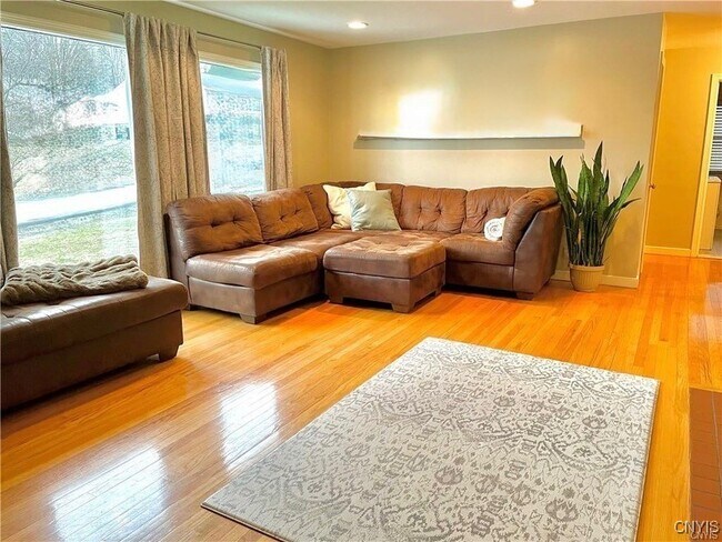 Foto del edificio - 12 Forest Rd