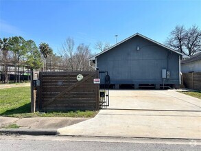 Building Photo - 2119 Roberts St