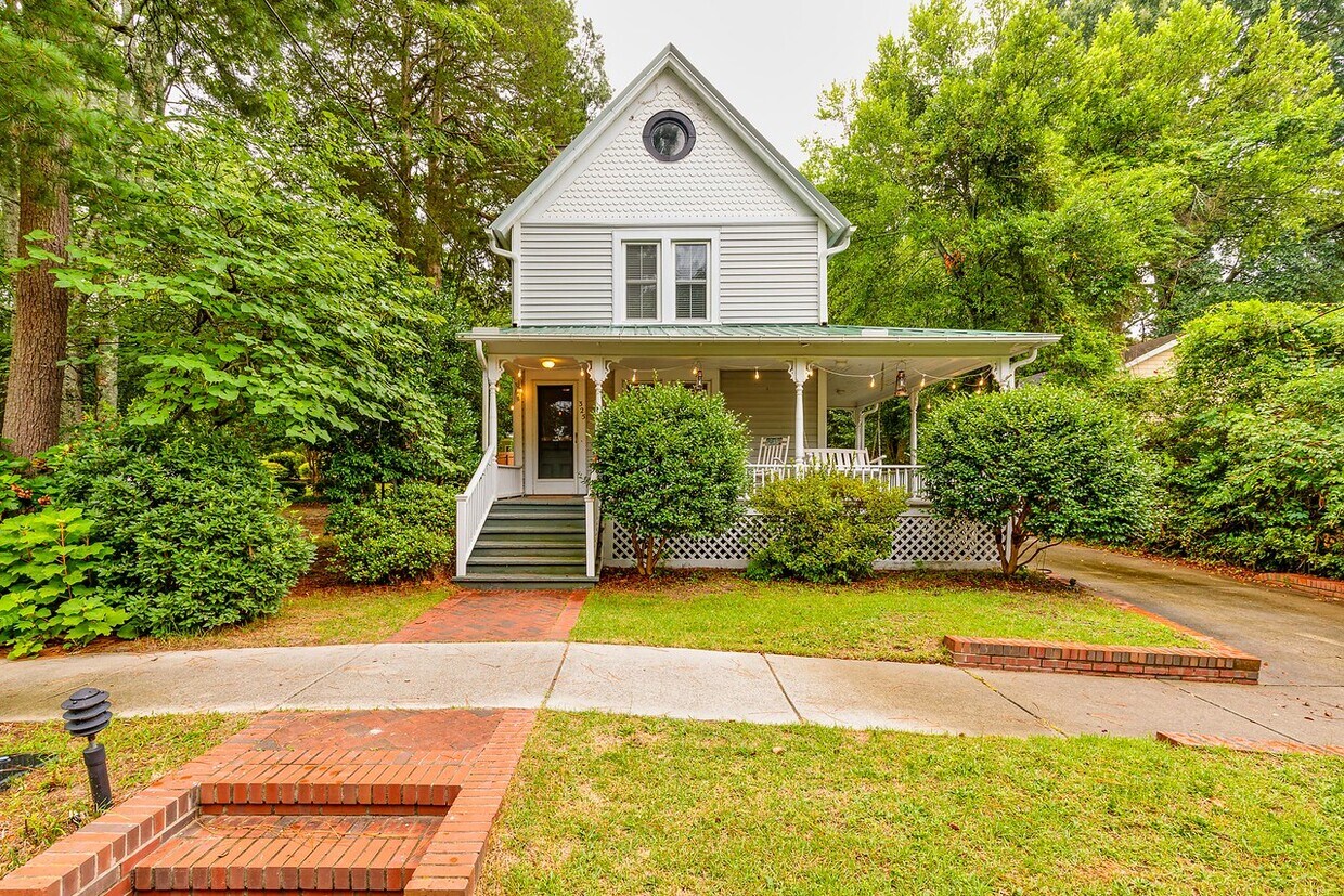 Welcome Home! Walking distance to downtown Southern Pines shops! - 325 N Ashe St