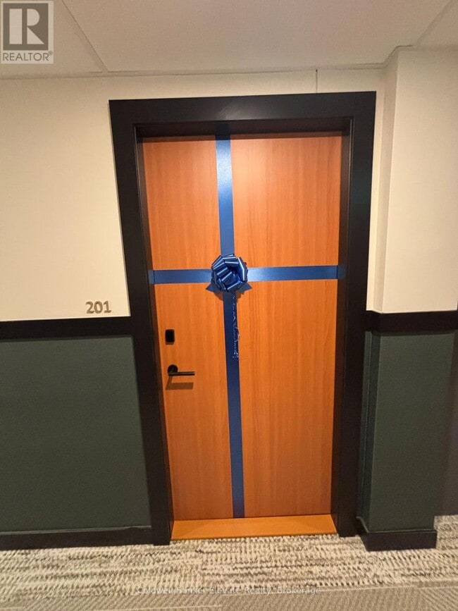 Building Photo - 1660 Bloor St W