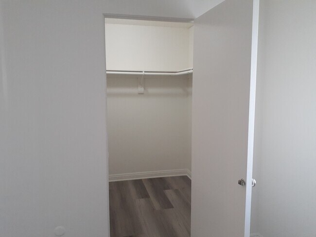 Armario en habitación principal - 1717 Bedford Ln