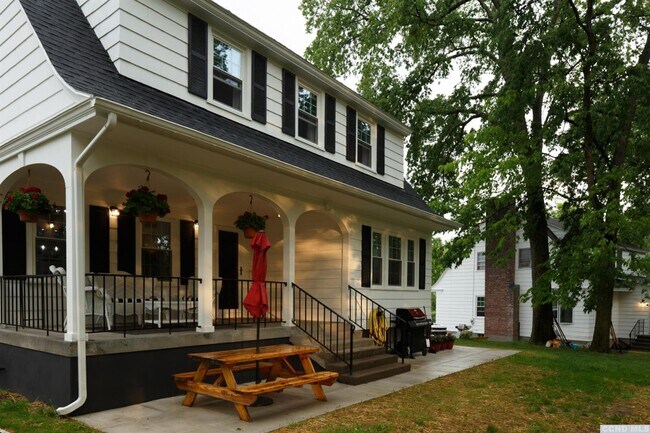 Foto del edificio - 426 Spook Rock Rd