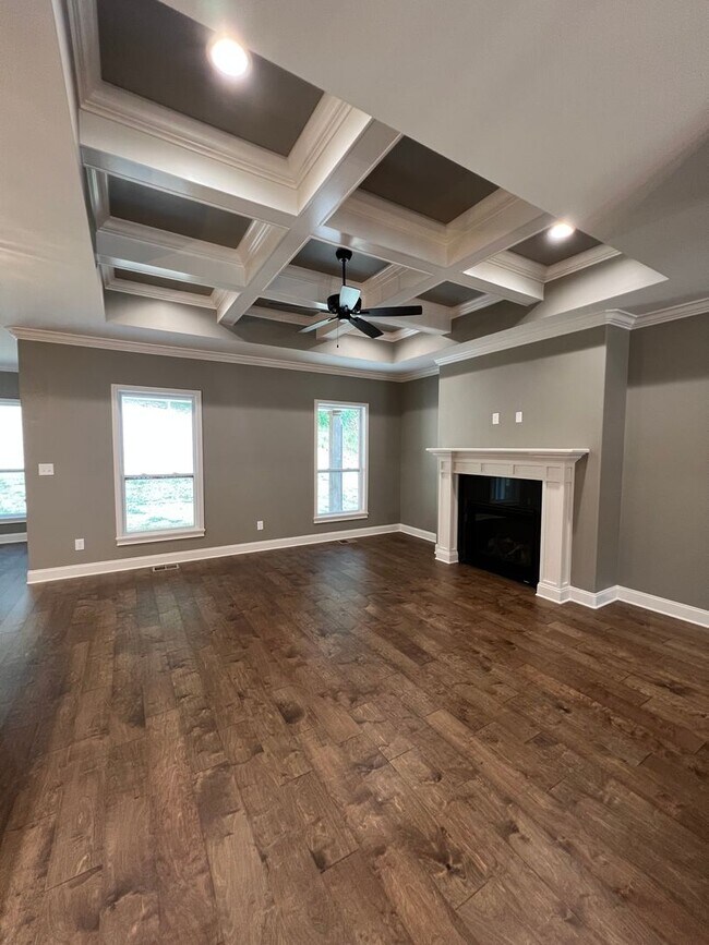 Foto del edificio - Lenoir City 37771 - Available 6/1/26, 3 bedroom, 2 bath home - Contact Chad Weeks (865)567-6193