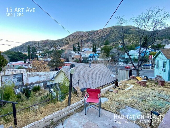 Building Photo - 3 bed/2 bath house with garage and worksho...