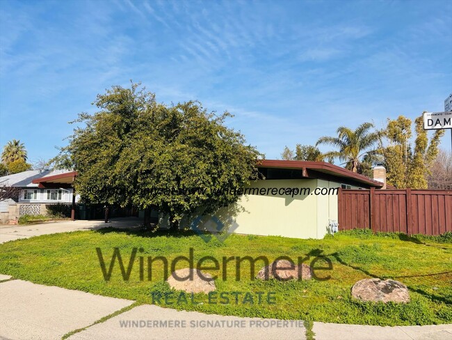 Building Photo - Mid-Century Modern Gem! 3 -Bed, 2-Bath wit...