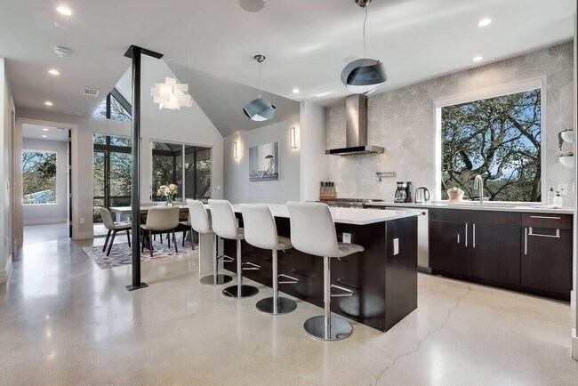 Building Photo - 1802 W 10th St