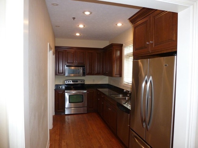 Building Photo - 330 N Sunnyside